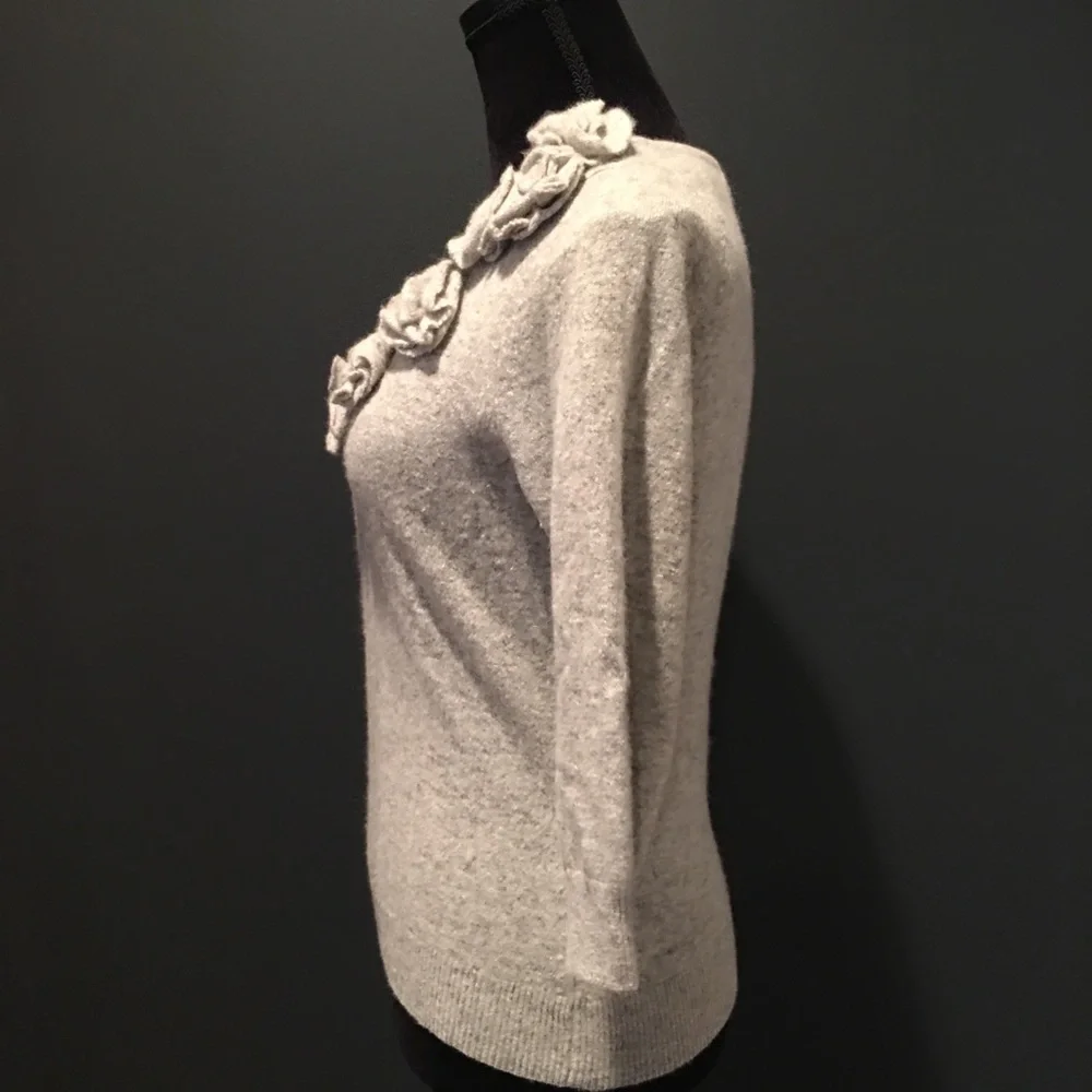 GREY V NECK SWEATER WITH FLOWERS
